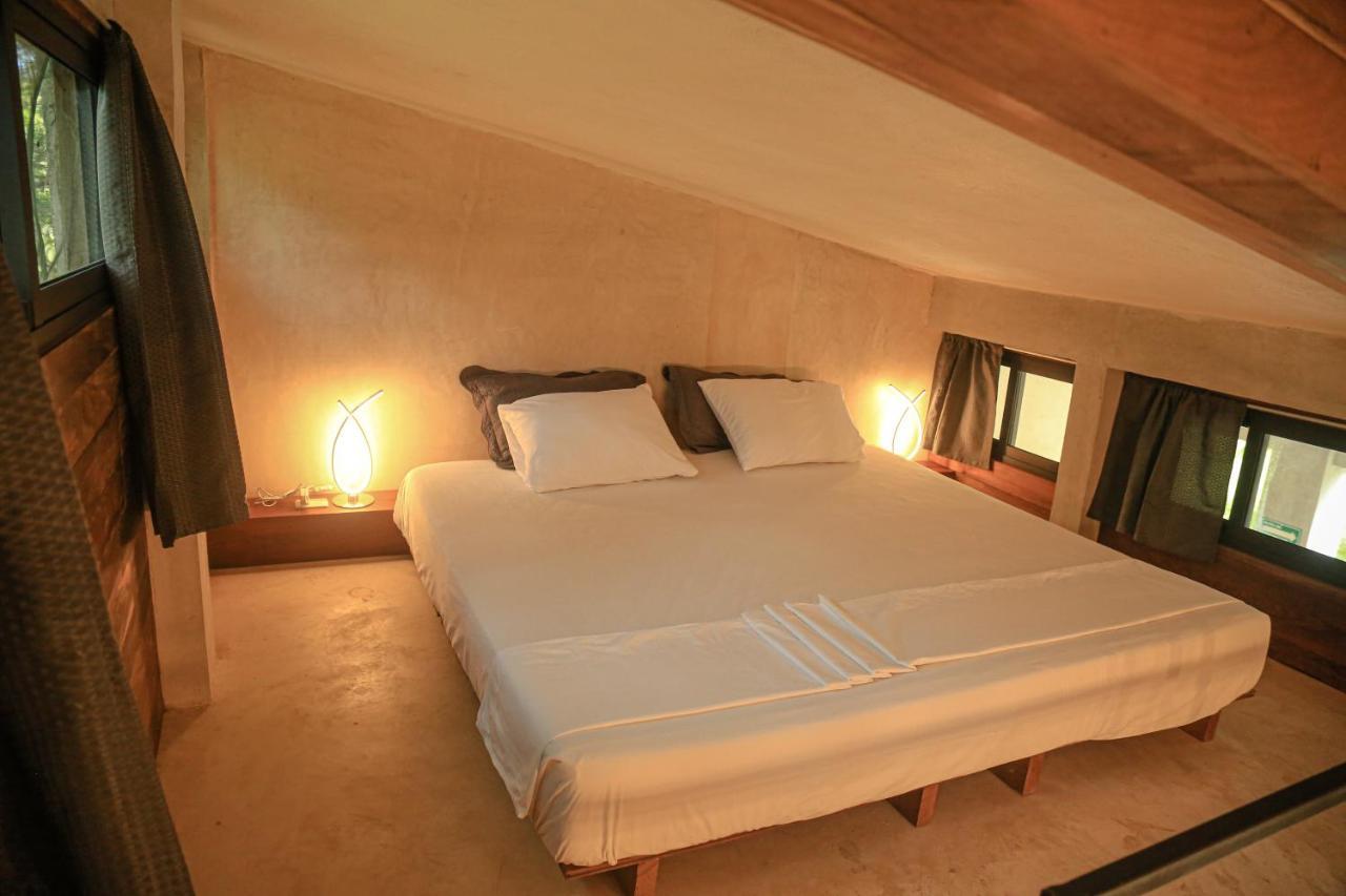Hotel Makaaba Eco-Boutique Bacalar Bagian luar foto A bedroom in a treehouse