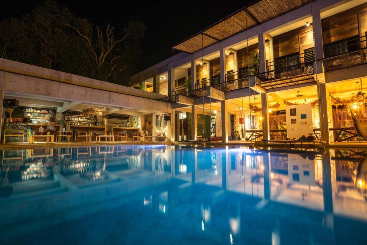 Hotel Makaaba Eco-Boutique Bacalar Bagian luar foto The swimming pool at the hotel