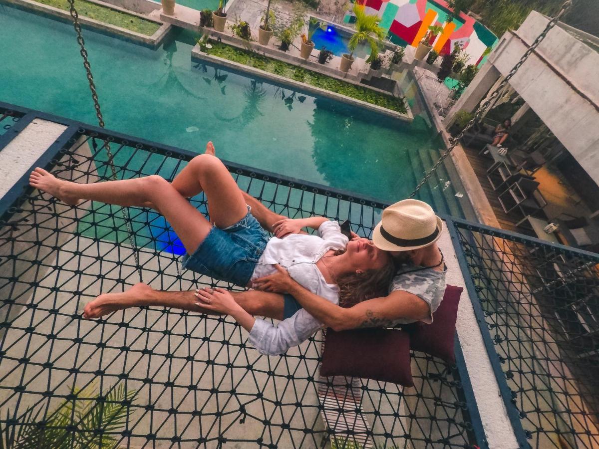 Hotel Makaaba Eco-Boutique Bacalar Bagian luar foto A couple on a hammock