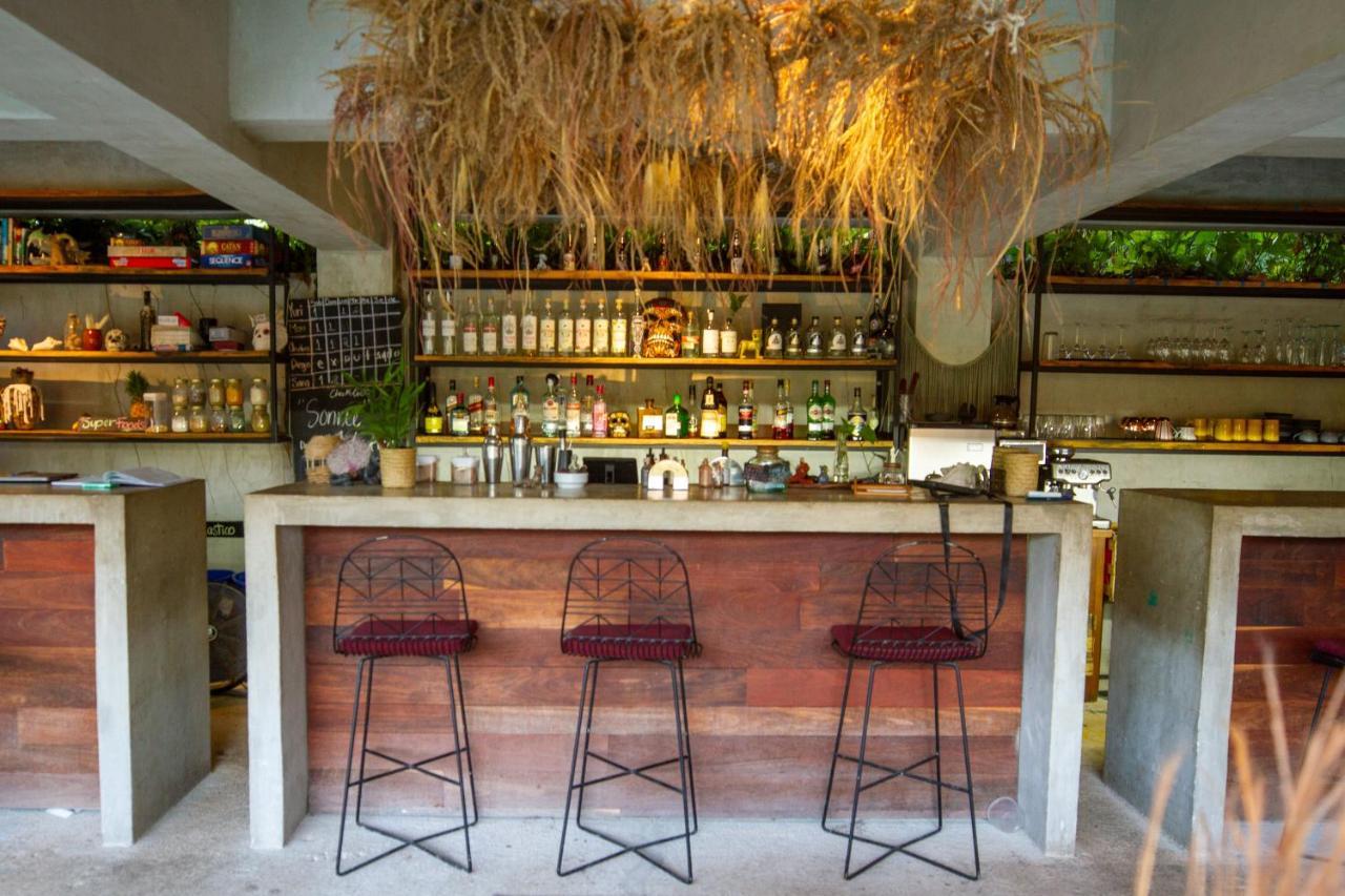 Hotel Makaaba Eco-Boutique Bacalar Bagian luar foto The bar at the restaurant