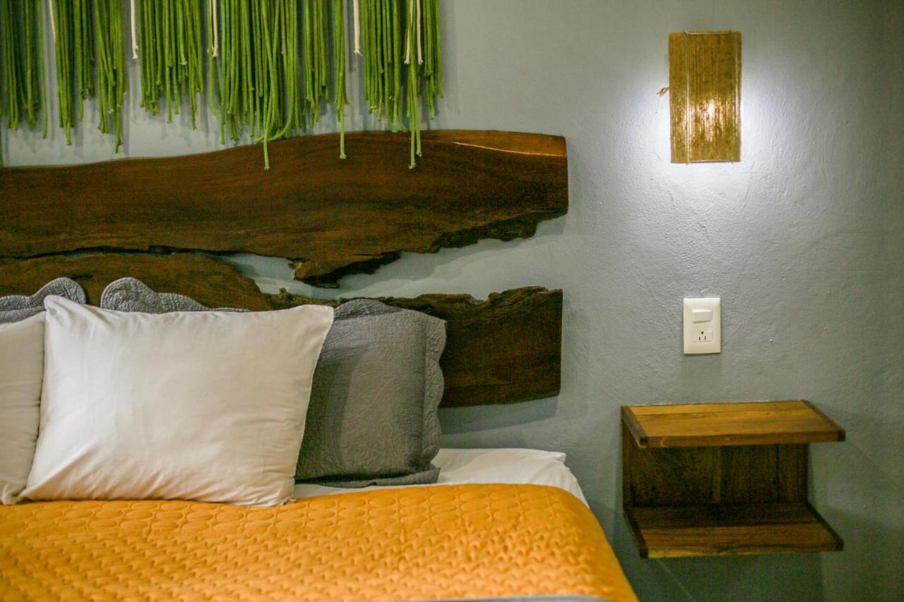 Hotel Makaaba Eco-Boutique Bacalar Bagian luar foto A wall-mounted light