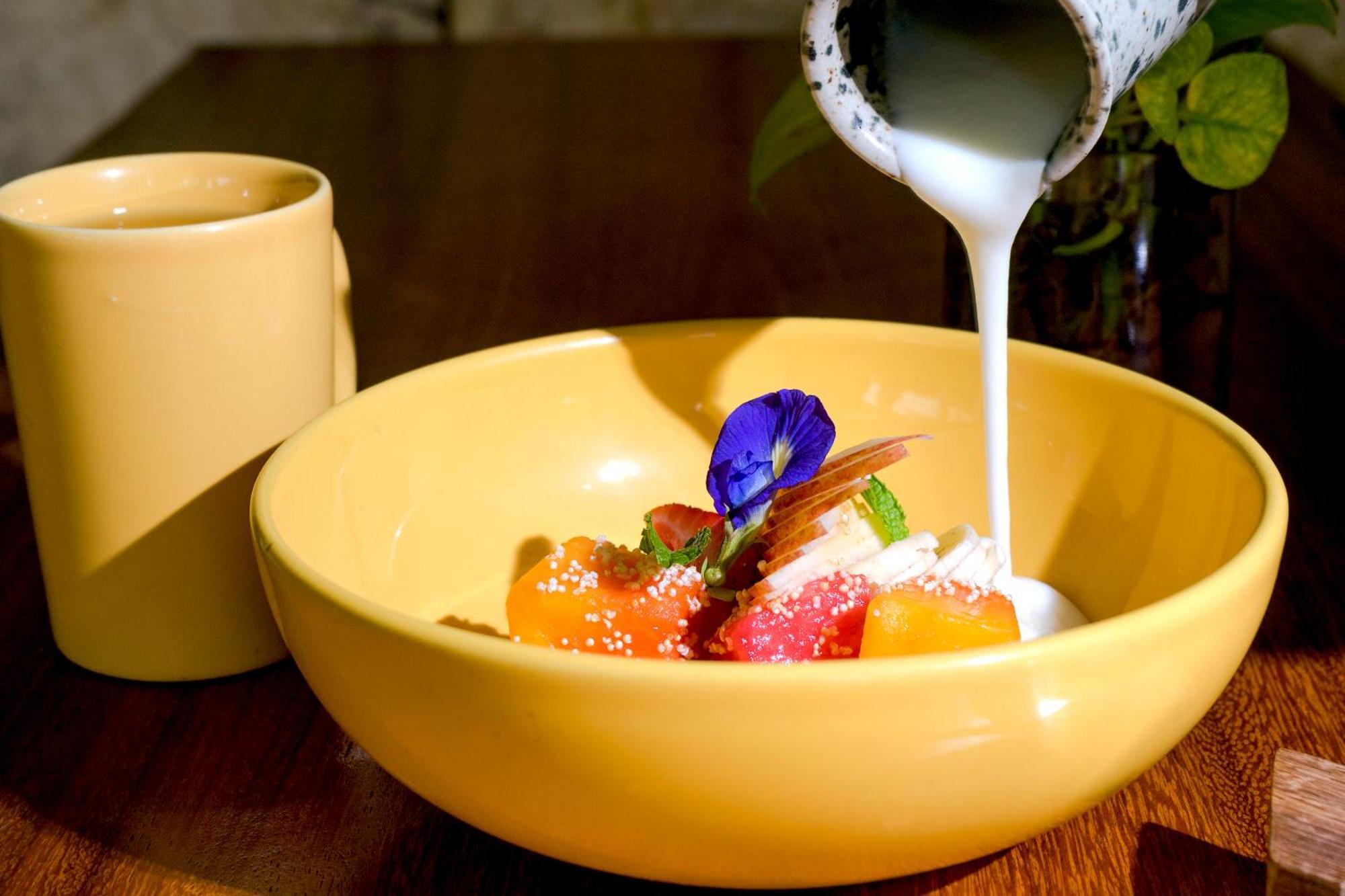 Hotel Makaaba Eco-Boutique Bacalar Bagian luar foto A fruit salad with edible flowers