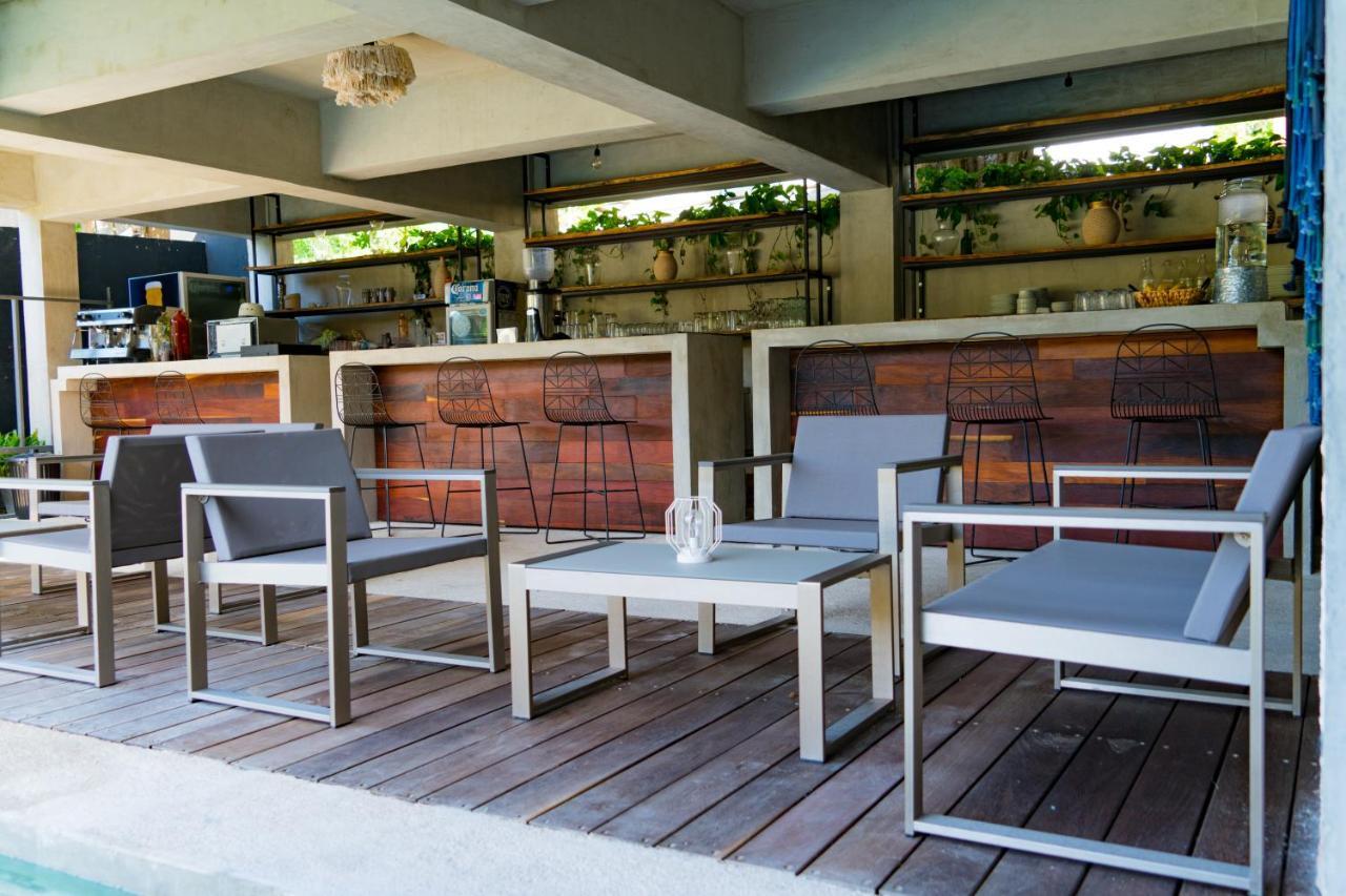 Hotel Makaaba Eco-Boutique Bacalar Bagian luar foto The bar at the rooftop pool